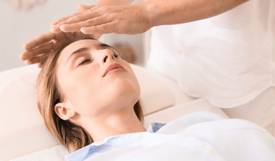 Reiki,Master,Working,With,Patient